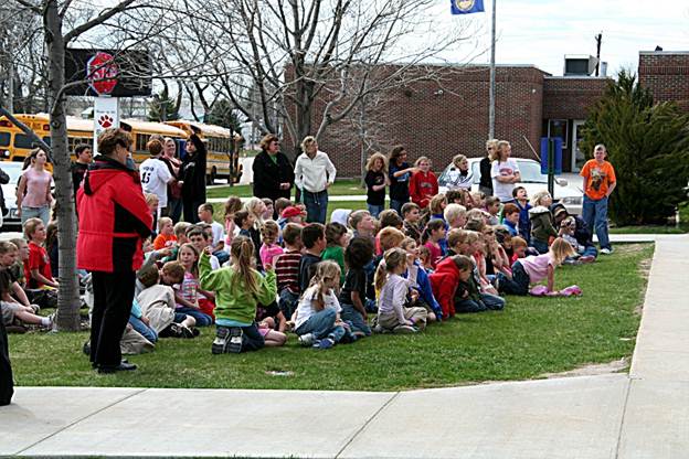 Description: F:\Volleyball Pix\Kindergarten Egg Drop 2009\Egg Drop 6.jpg